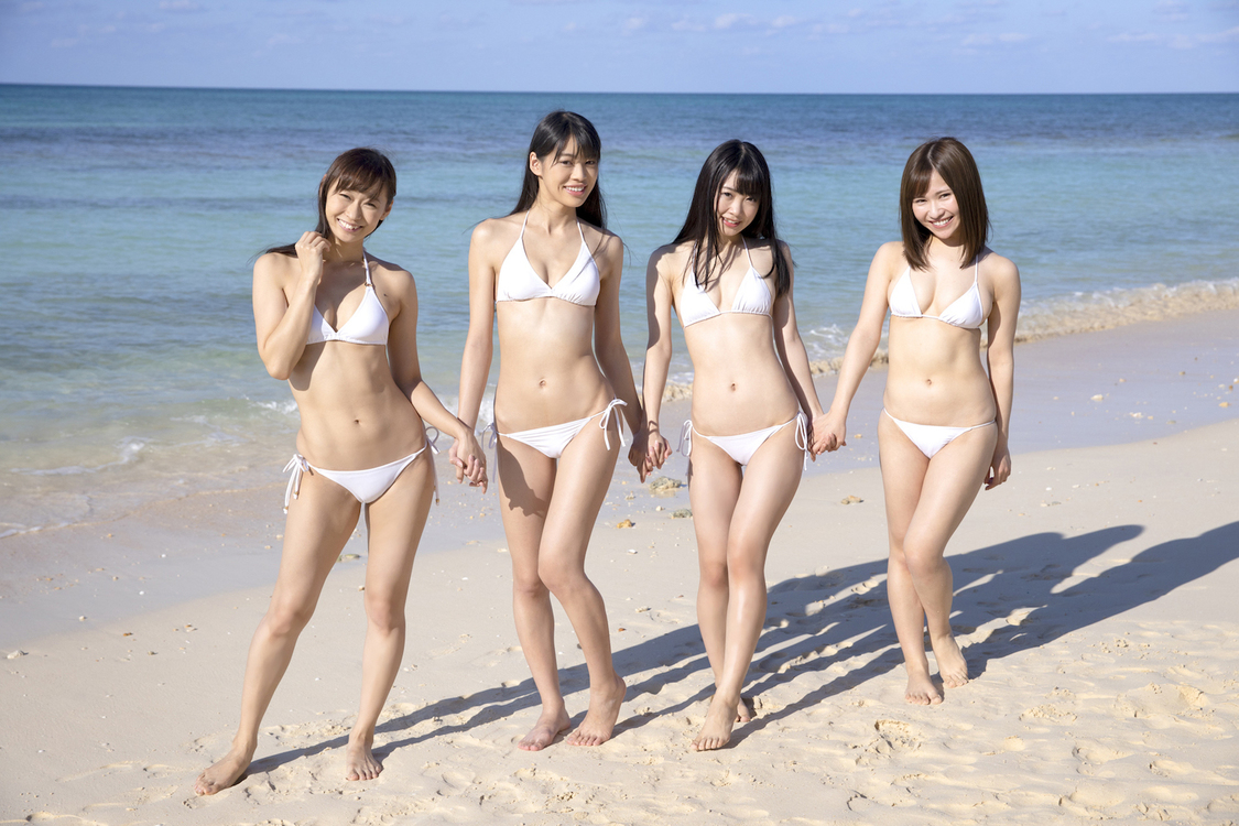 ＜ミスFLASH2020＞の4人。左から日野アリス　藤田いろは　崎川みずき　白宮奈々　©光文社／週刊FLASH　写真◎岩松喜平