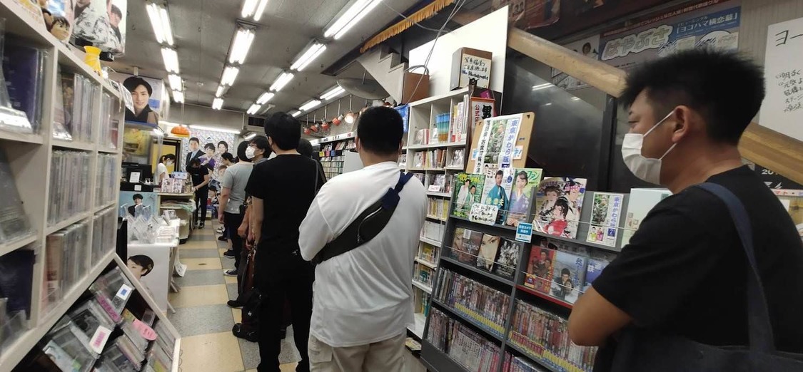 ソーシャルディスタンスを守りながら順番を待つファン