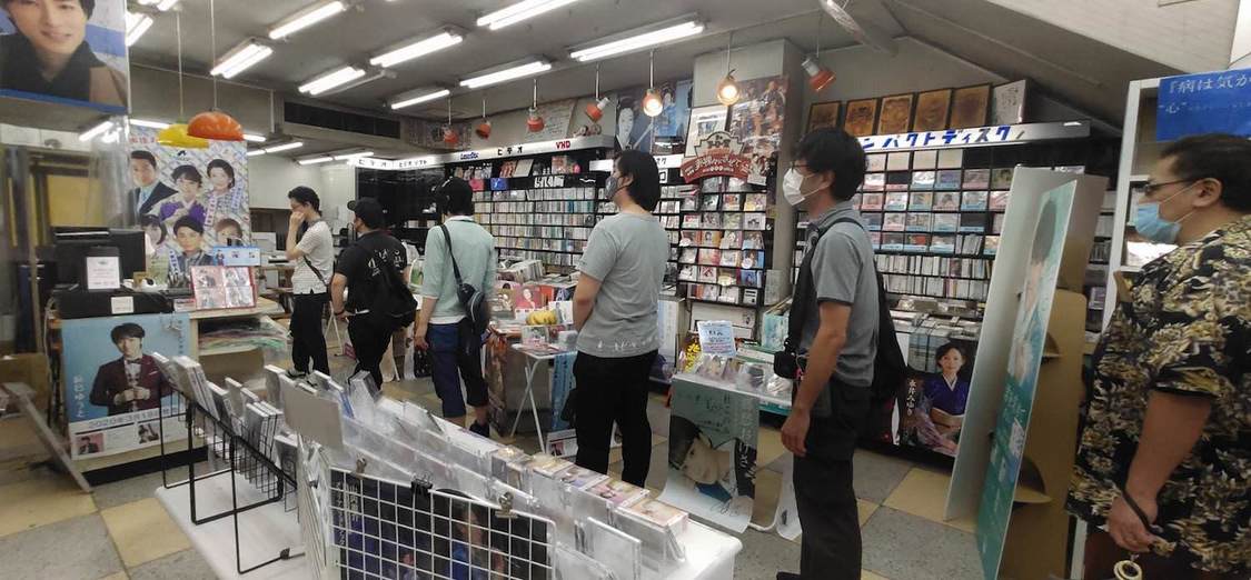 ソーシャルディスタンスを守りながら順番を待つファン