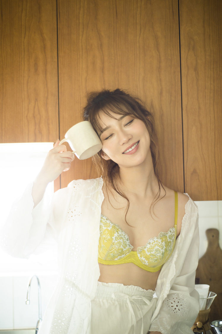 ファーストサマーウイカ『エアリーソフトブラ』メイキング写真