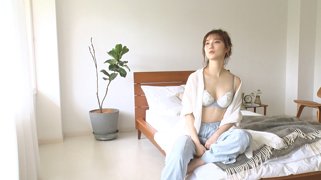 ファーストサマーウイカ『エアリーソフトブラ』メイキング写真