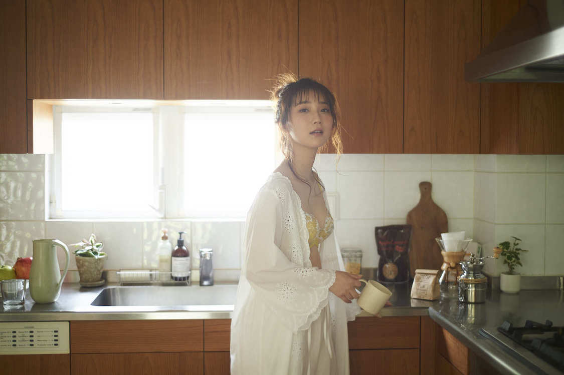 ファーストサマーウイカ『エアリーソフトブラ』メイキング写真