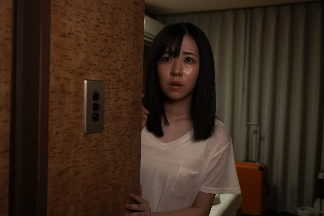 第1話『せまいシングルルーム』　©ほぼ日/2020「ほぼ日の怪談。」製作委員会