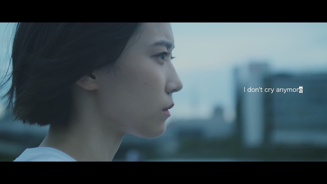 「I don’t cry anymore」MVより