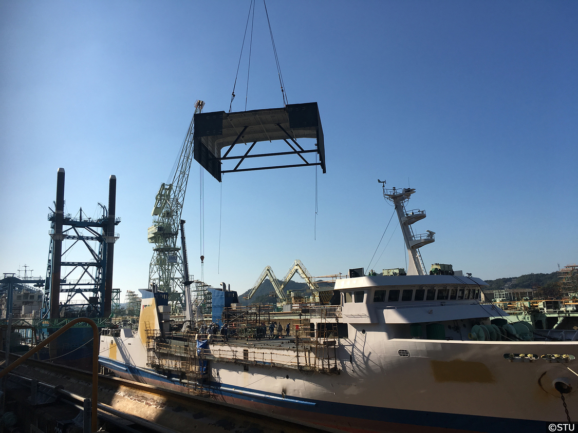 船上劇場部分搭載工事の様子