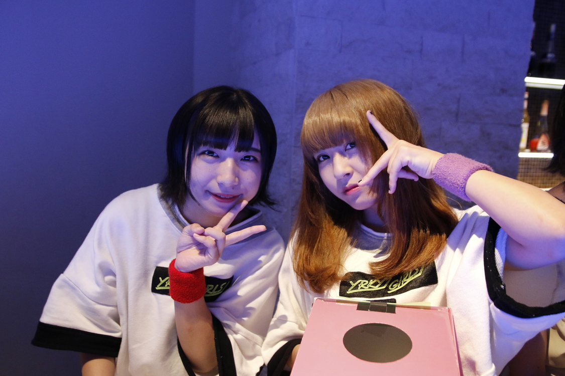 バーカウンターでの清野宮あんな（やるっきゃガールズ）、すみれ せぷてんばー（やるっきゃガールズ）