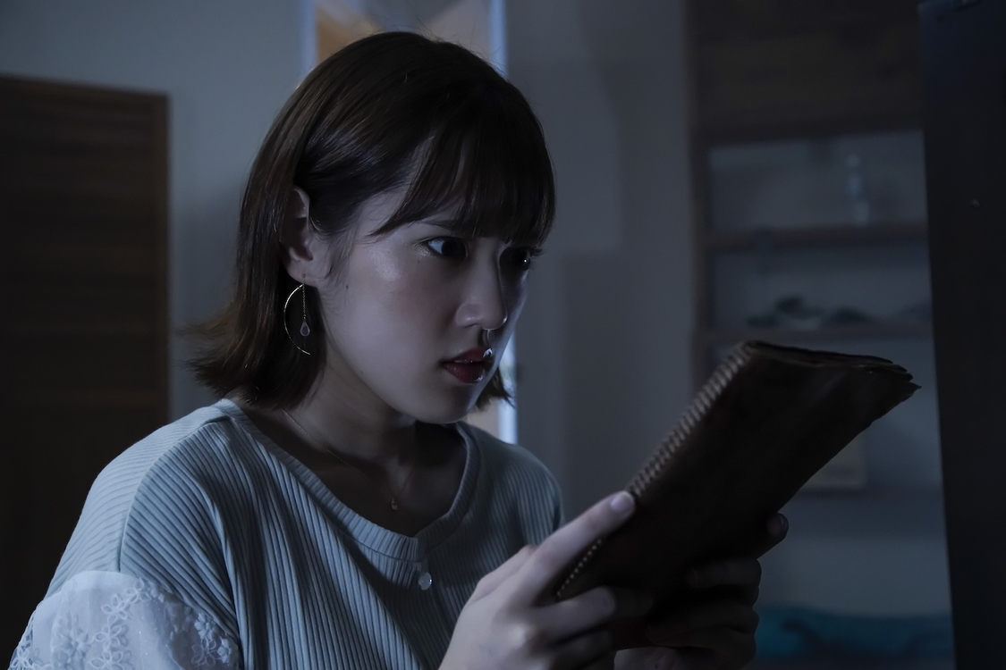 『本の匂いを嗅ぐ』　©ほぼ日/2020「ほぼ日の怪談。」製作委員会