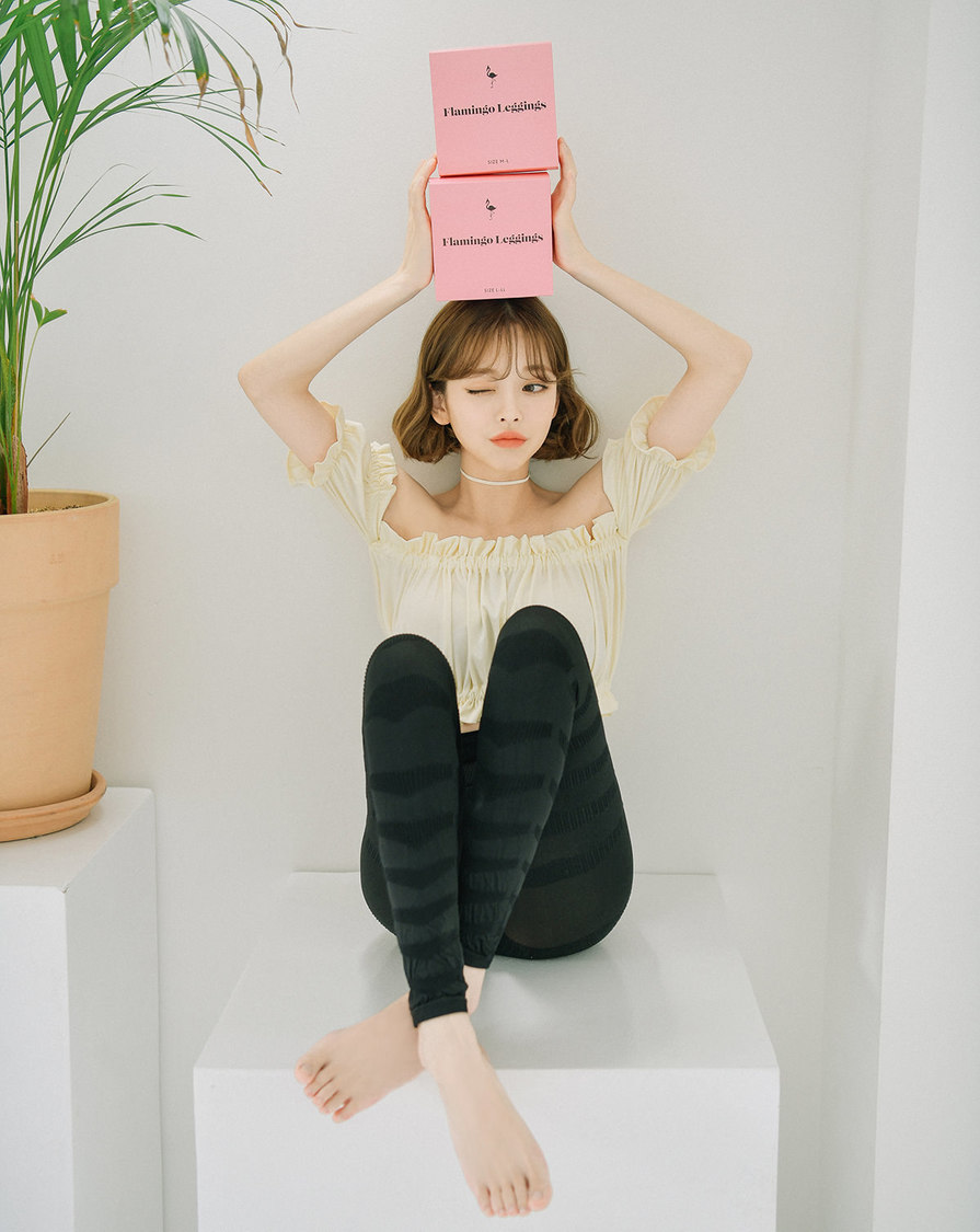 商品を手に取りポーズを取るカン・テリ