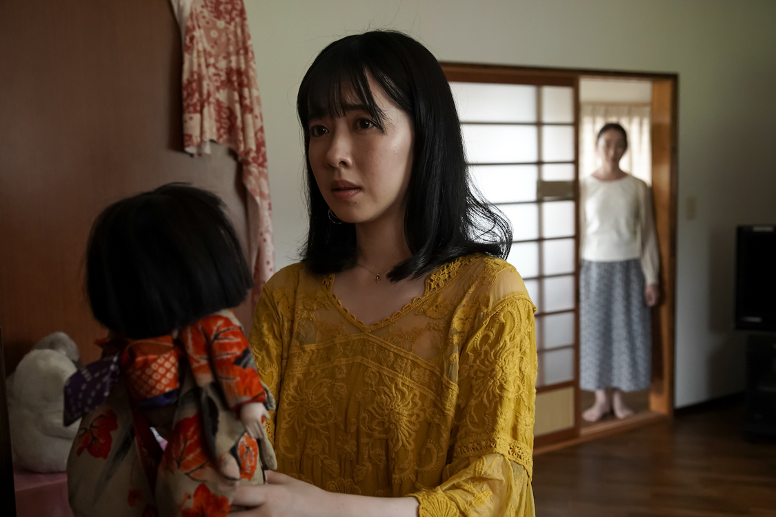 『持たされた人形』　©ほぼ日/2020「ほぼ日の怪談。」製作委員会