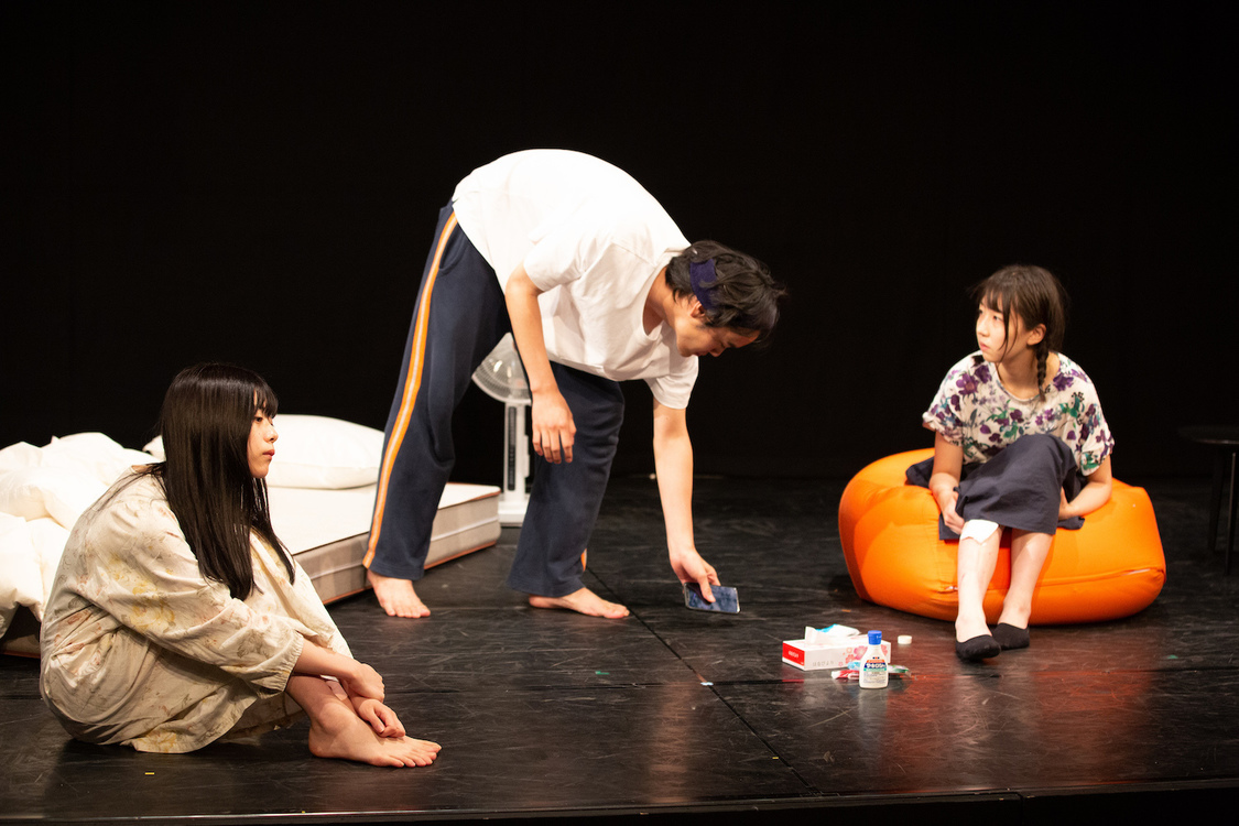 ＜犬に噛まれる朝＞