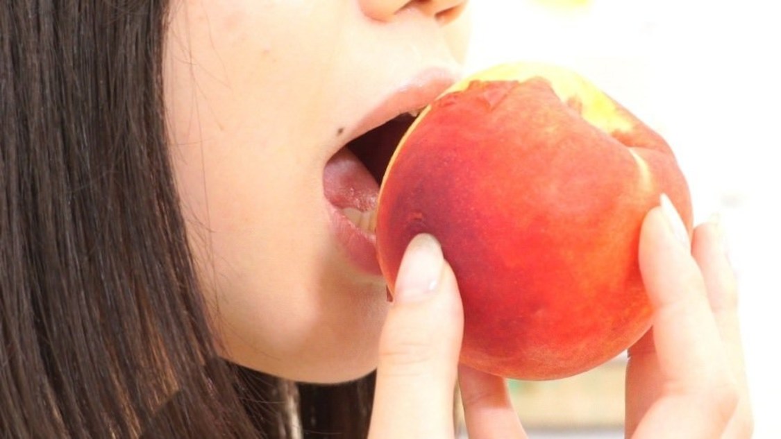 桃にかぶりつく早見紗英