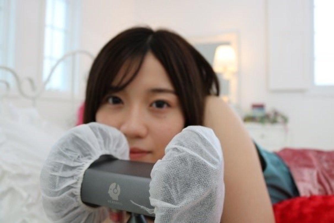 バイノーラルマイクに向かってささやく早見紗英