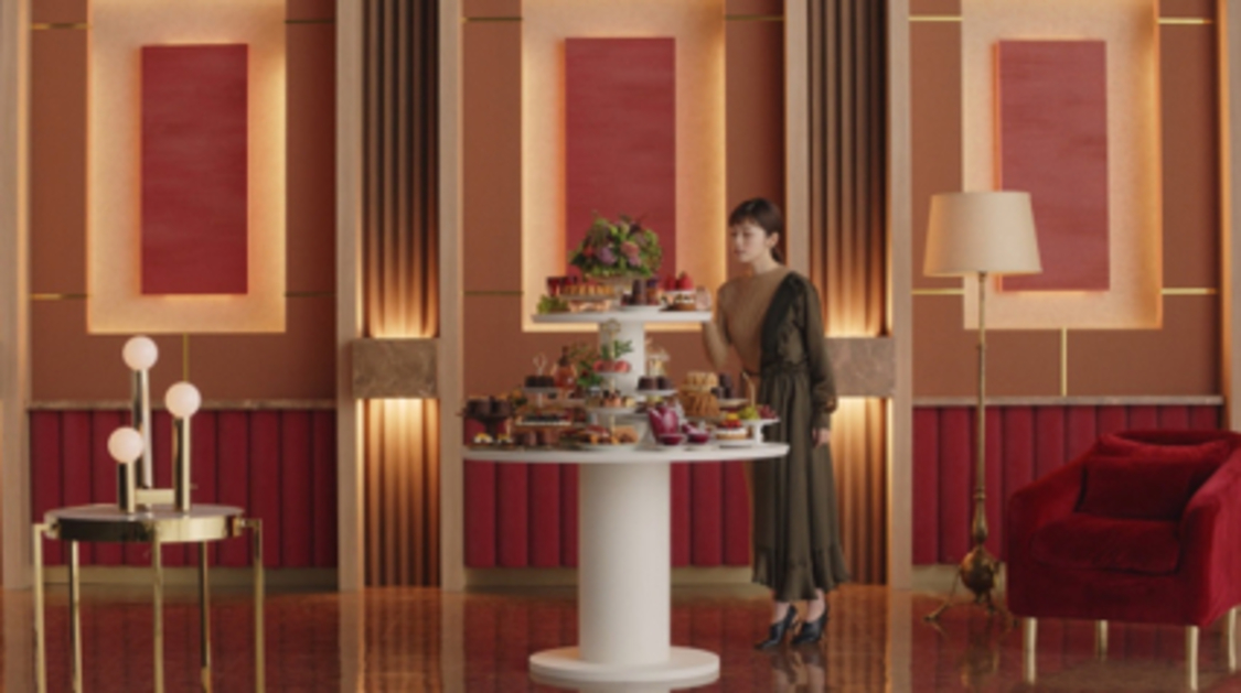 カヌレのような甘いブラウンの世界に包まれる小芝