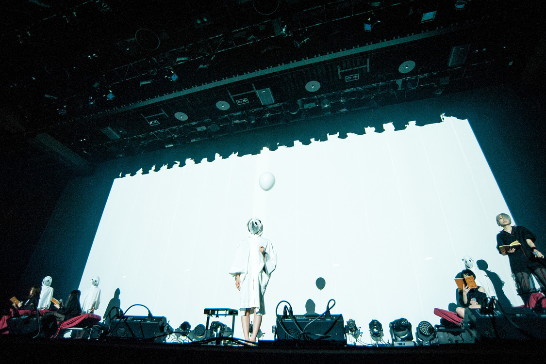 ＜Solitude Hotel 6F yoru＞写真：稲垣謙一