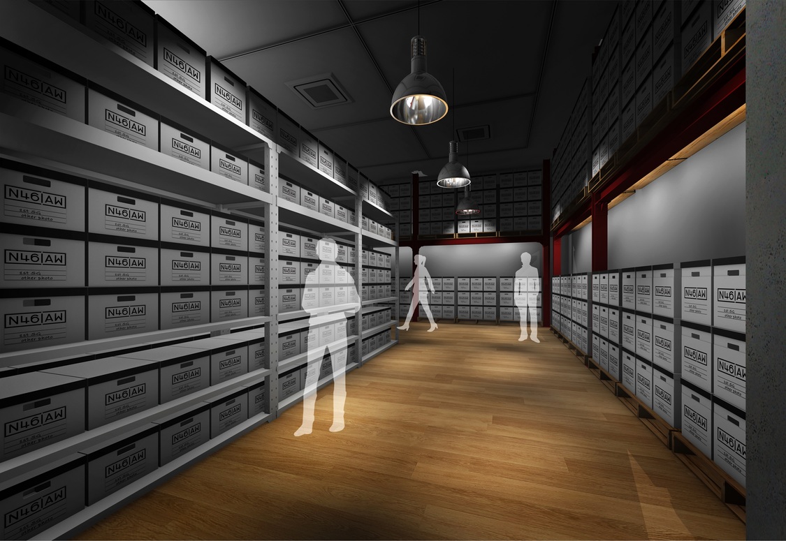 会場イメージ。無数のダンボールが並ぶ中、乃木坂46のアートワークに関するさまざまな資料が公開・展示されている。