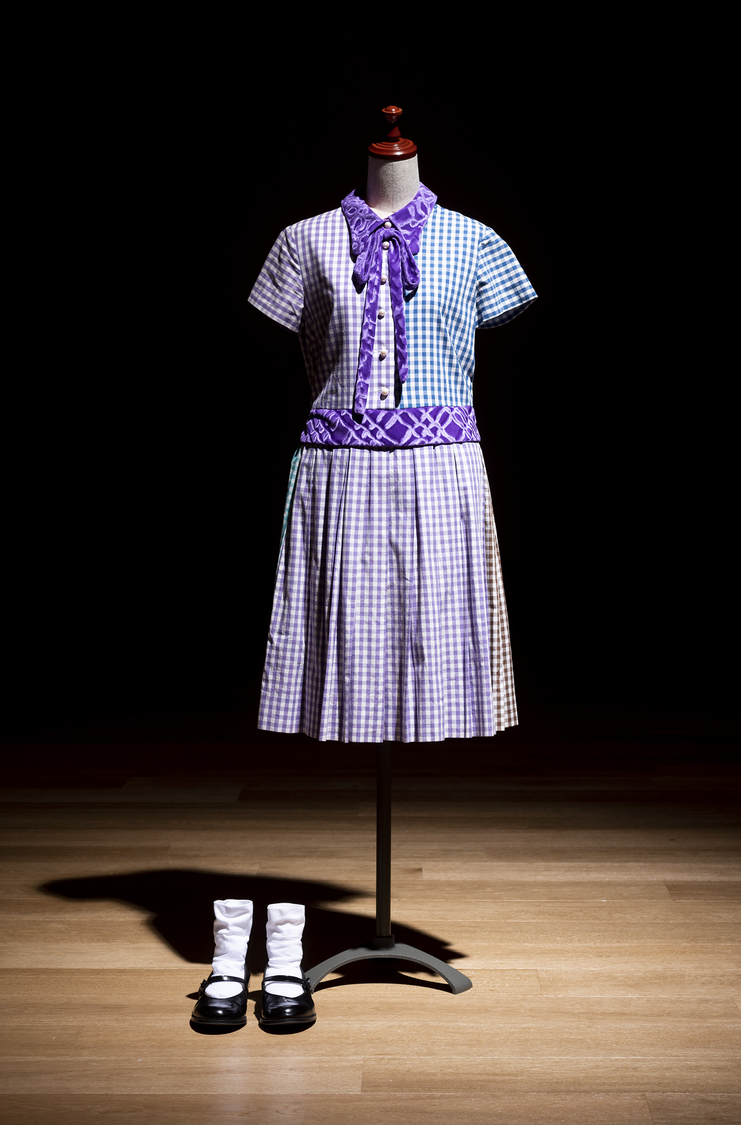 「ぐるぐるカーテン」歌衣装（©乃木坂 46LLC）