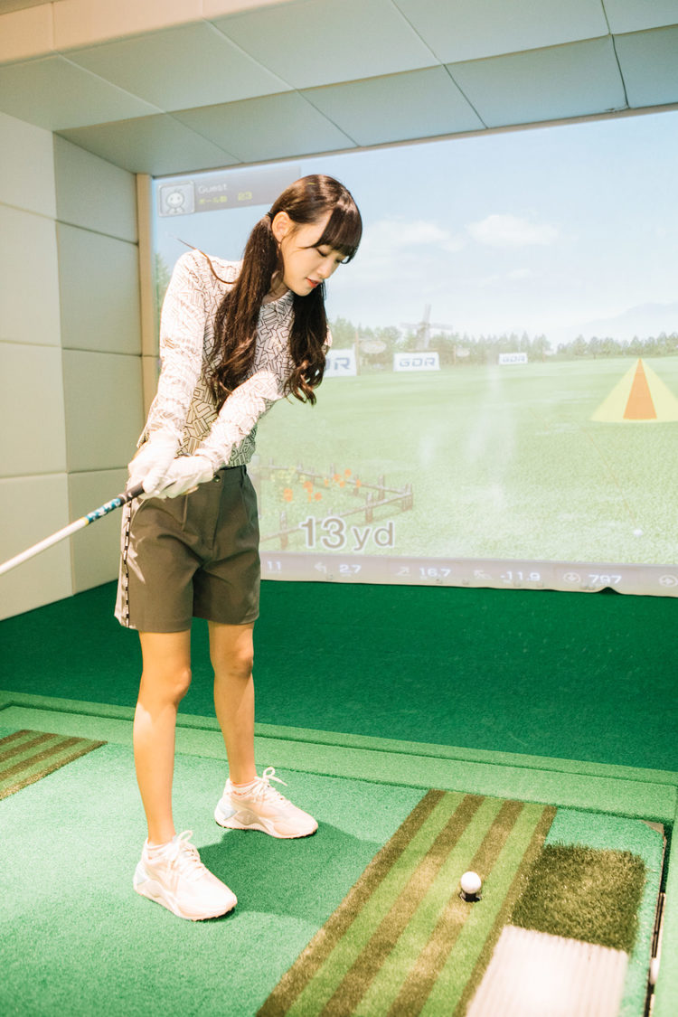 早速ショットに挑戦する音嶋