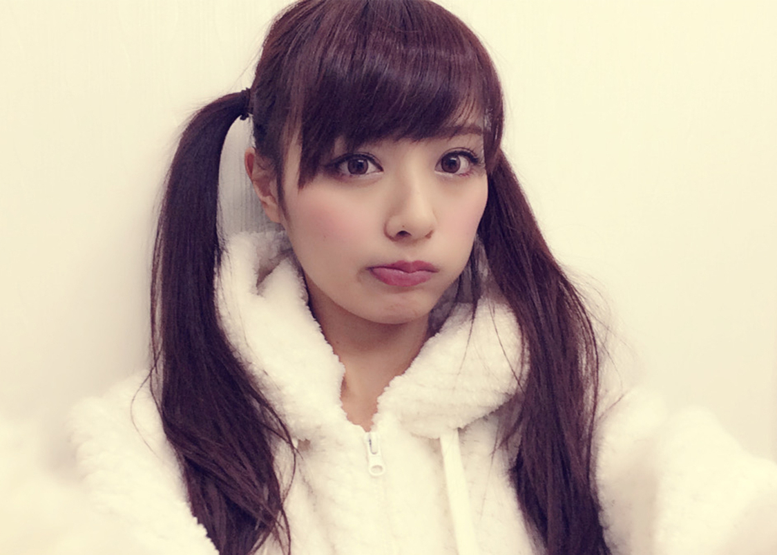 ＜内田理央10周年企画スマホの中身展「半目と開眼」＞展示写真