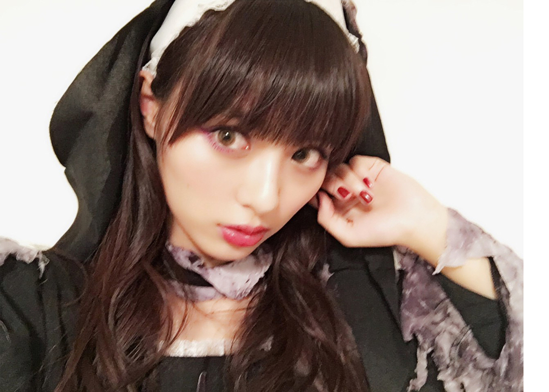 ＜内田理央10周年企画スマホの中身展「半目と開眼」＞展示写真