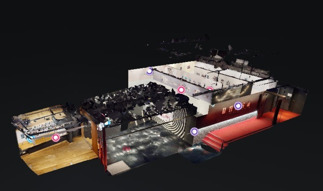 ＜内田理央10周年企画スマホの中身展「半目と開眼」＞写真展図