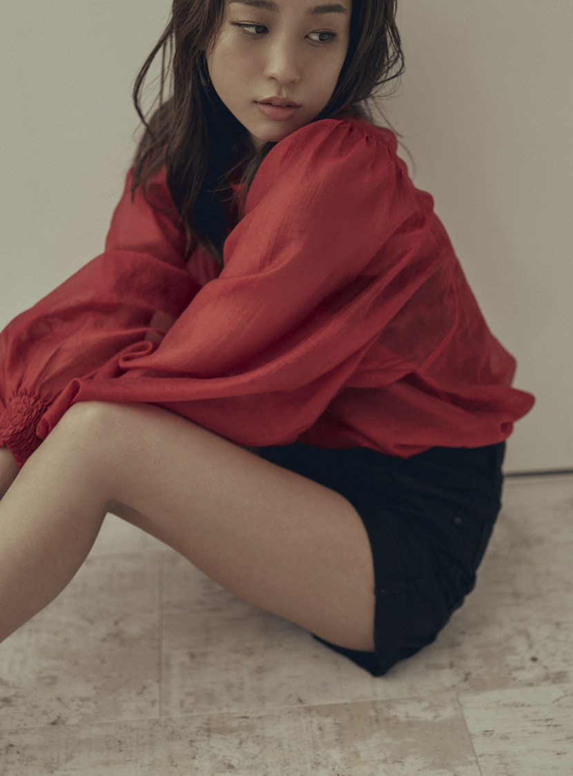 ここだけのロングインタビューや、ちょっと大人なスタイルにも挑戦（PHOTO： tAiki）