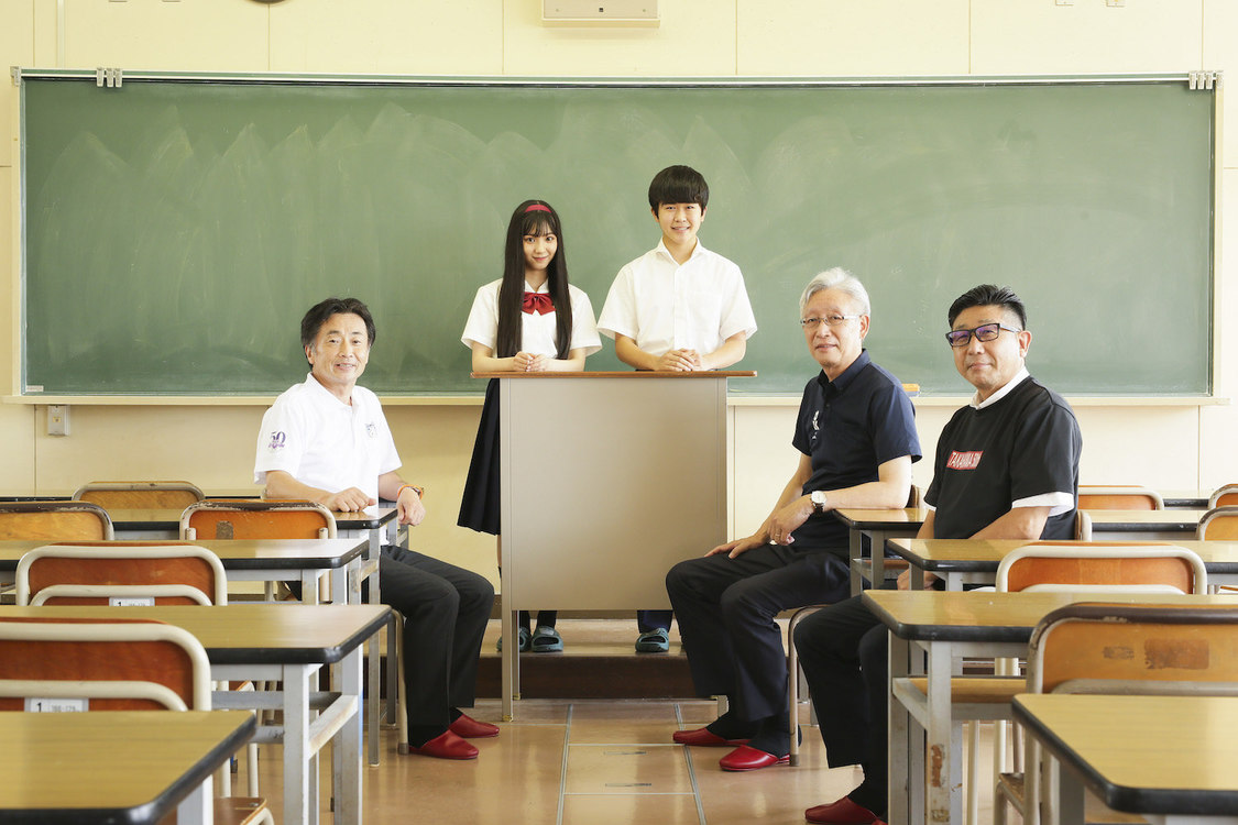 左から、知立市長、末永桜花、鈴木福、刈谷市長、高浜市長