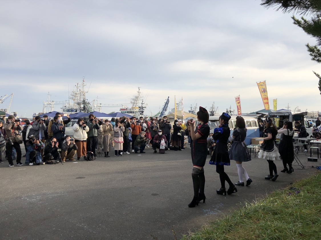 ＜館鼻岸壁朝市＞