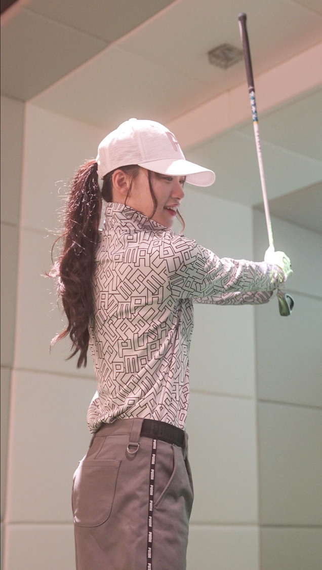 クラブを上下反対に持ってスイングの練習