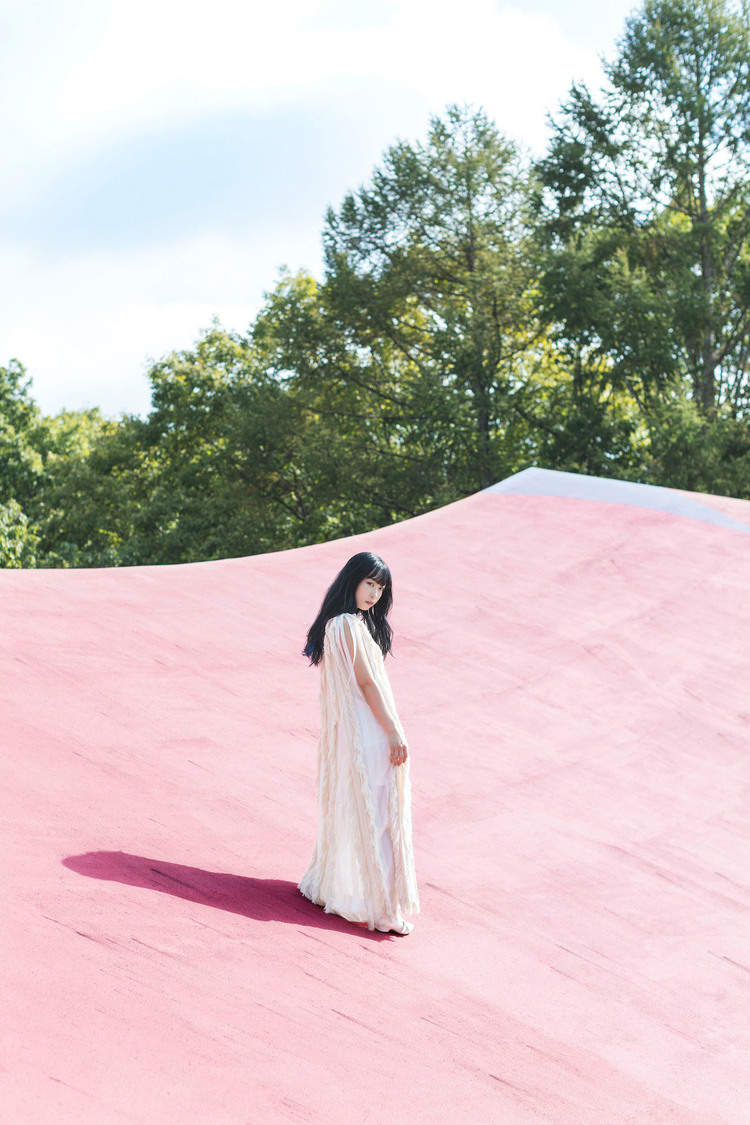 『小林愛香 CALENDAR & PHOTOBOOK 2021.4-2022.3』先行カット