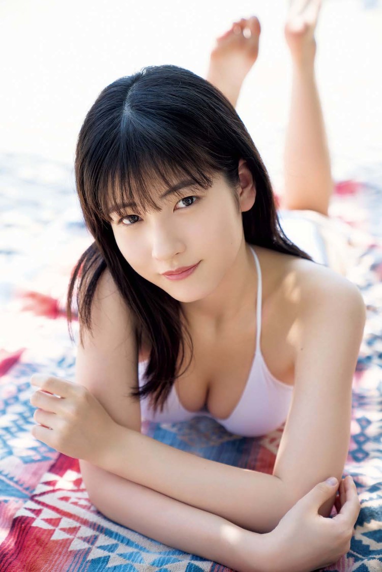 1st写真集『First Time』より　撮影：LUCKMAN