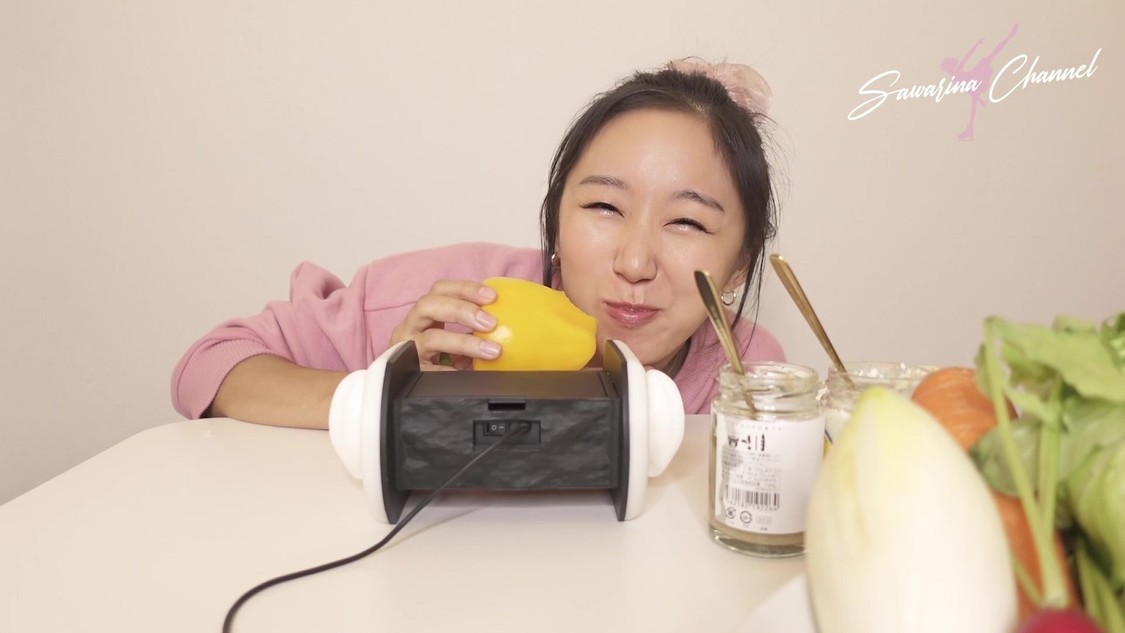 動画「【ASMR】野菜をボリボリ食べながら初投稿！」より