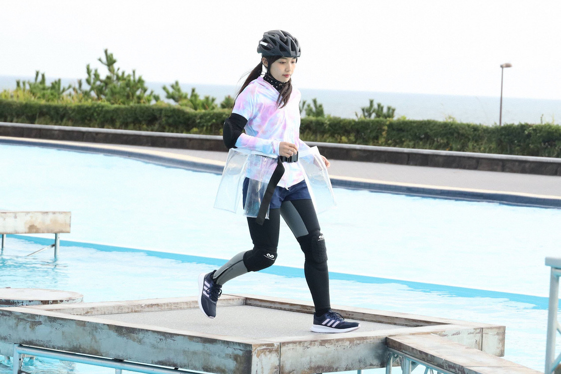 黒木ひかり『超水上サバイバル オチルナ！』より