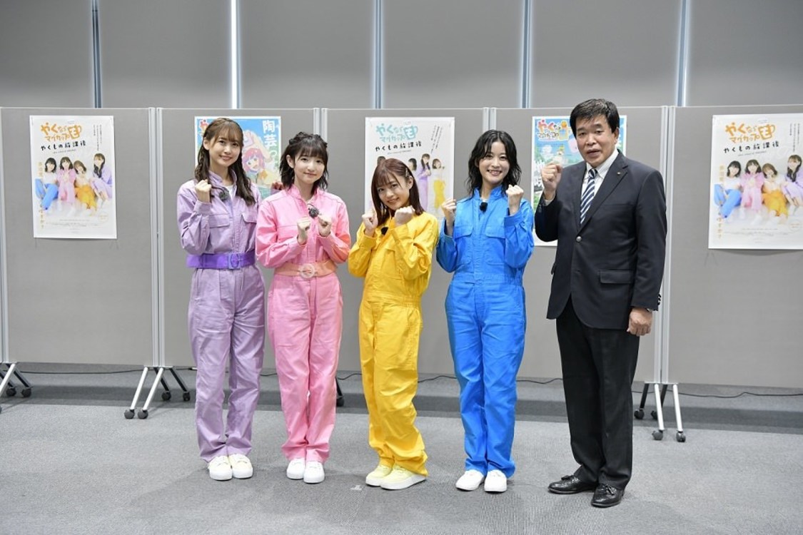 左から、芹澤優、田中美海、若井友希、本泉莉奈、古川雅典市長