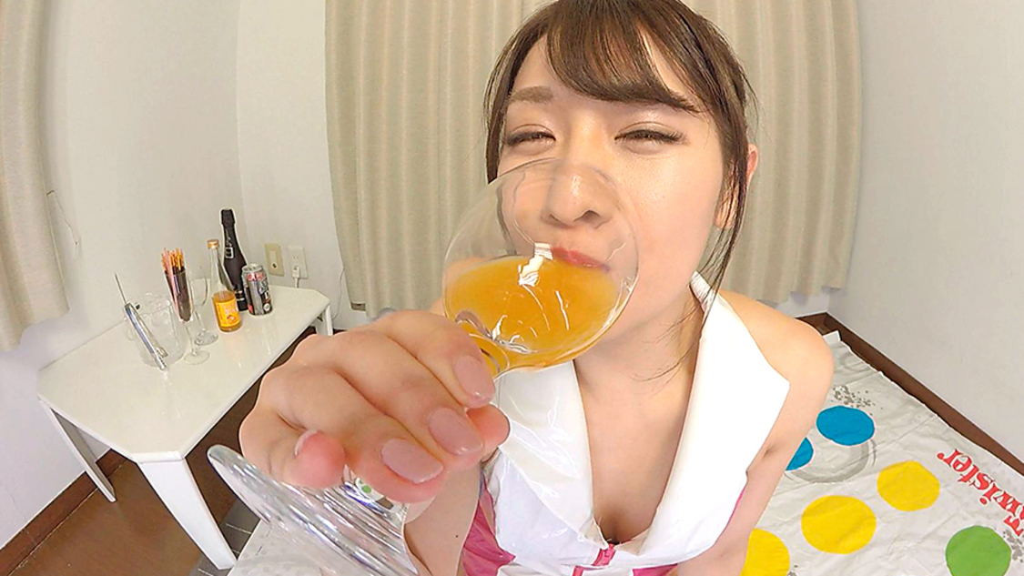 遠野千夏『バラエティタレント育成VR～金山睦のセクシー悪戯朗読＆ツイスターゲーム編～』より