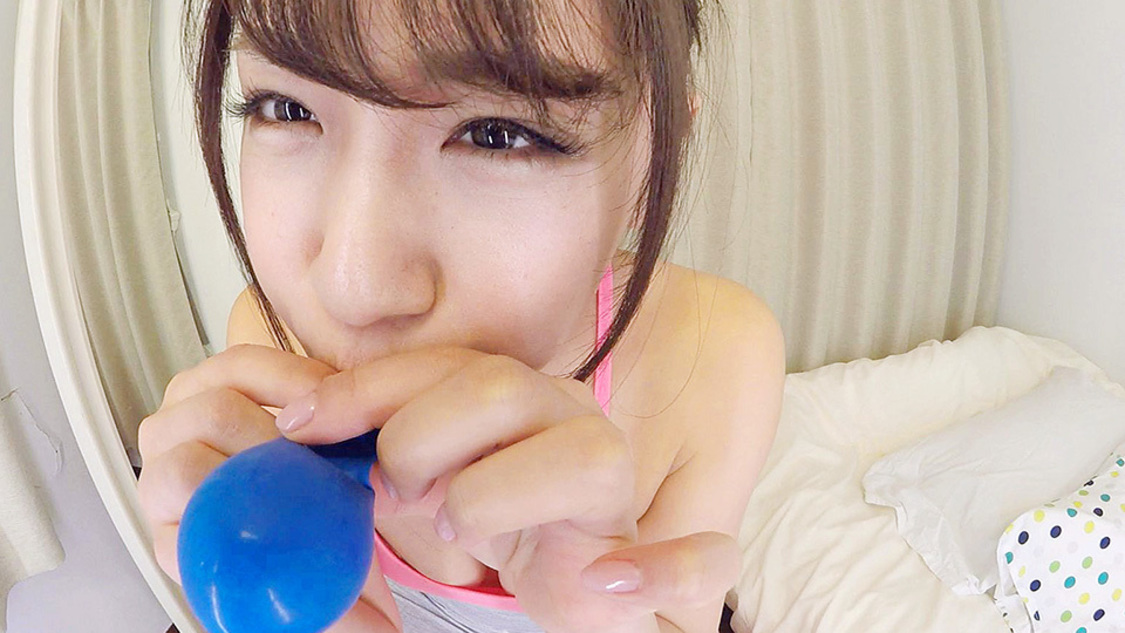 遠野千夏『バラエティタレント育成VR～金山睦のセクシーストレッチ＆ひとりラブジェンガ～』より