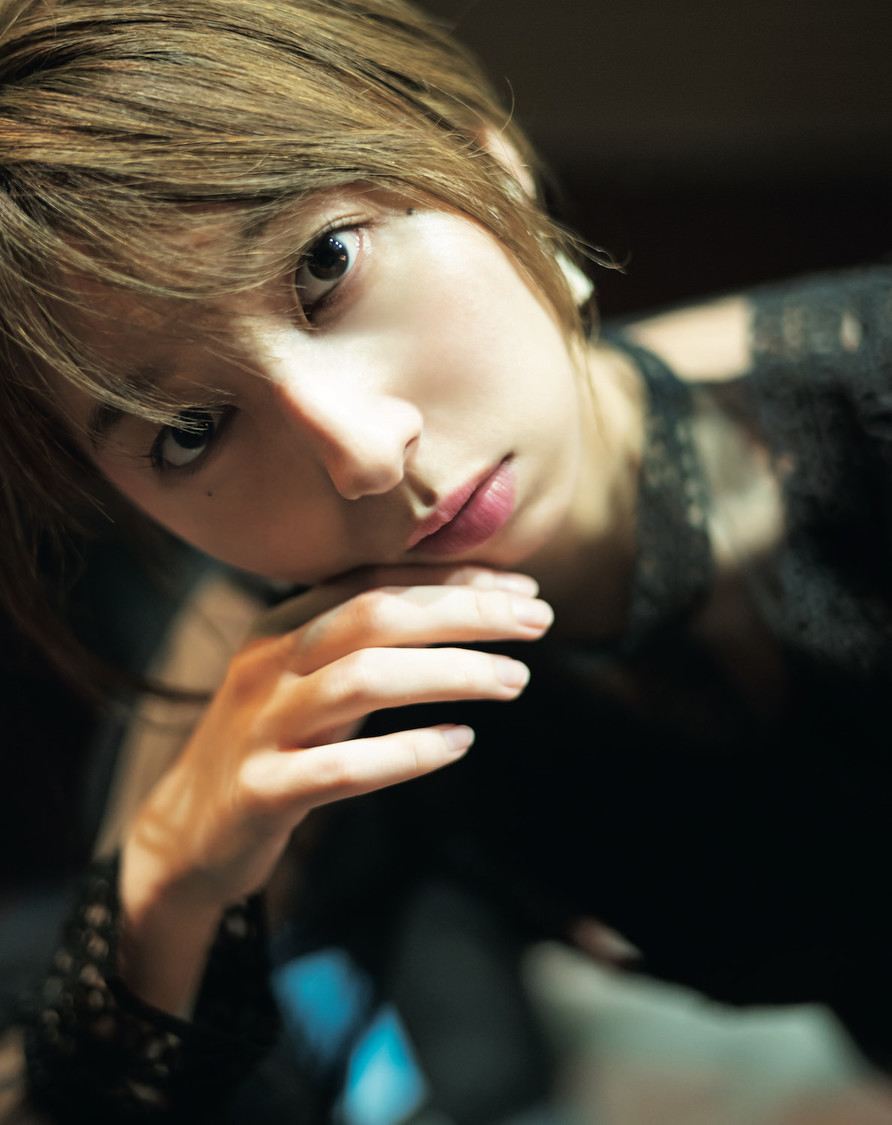 飯田里穂 サイン入り写真パネル（B）