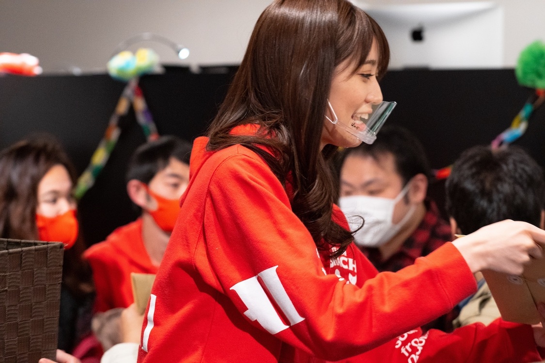 参加者のテーブルをまわる