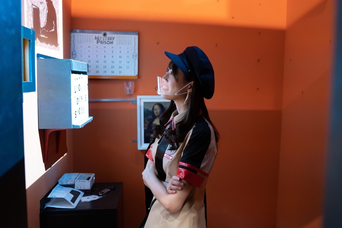 ゲームエリアで画面を見つめる