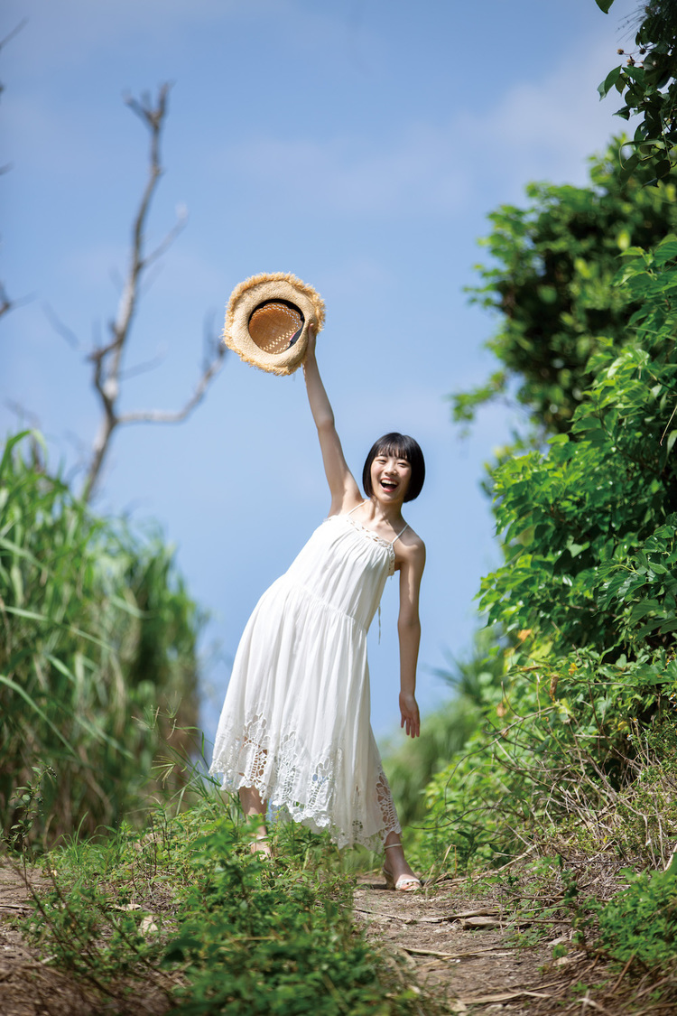 1stソロ写真集『太陽の向こう側』より