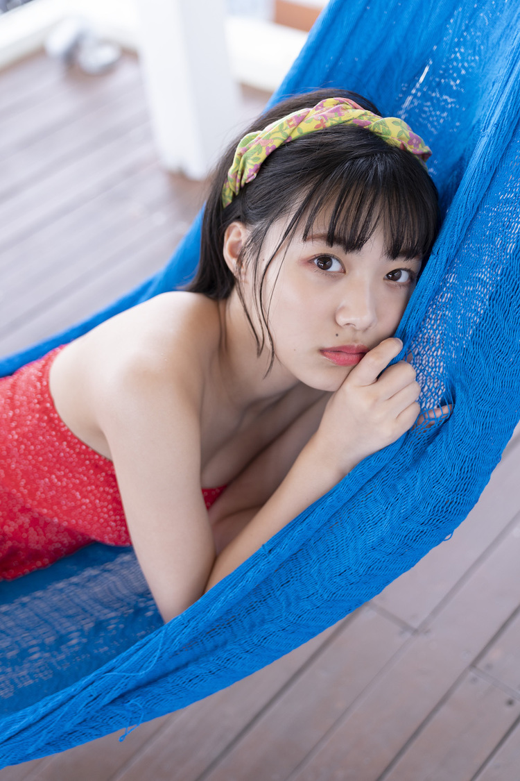 1stソロ写真集『太陽の向こう側』より