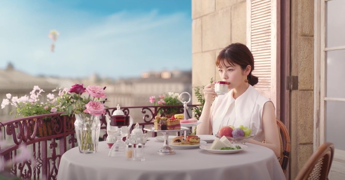 『CANMAKE』新CM「クリーミータッチライナー キャンちゃんと風船 篇」より