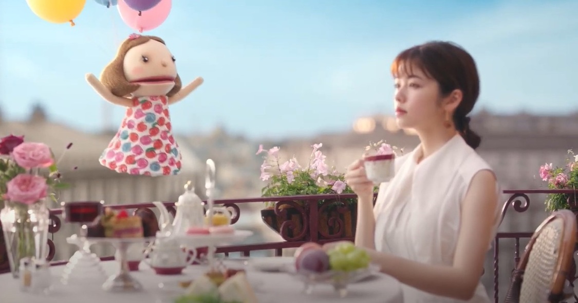 『CANMAKE』新CM「クリーミータッチライナー キャンちゃんと風船 篇」より