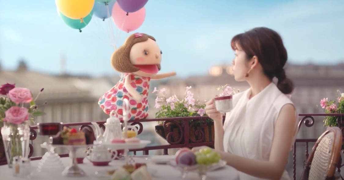 『CANMAKE』新CM「クリーミータッチライナー キャンちゃんと風船 篇」より