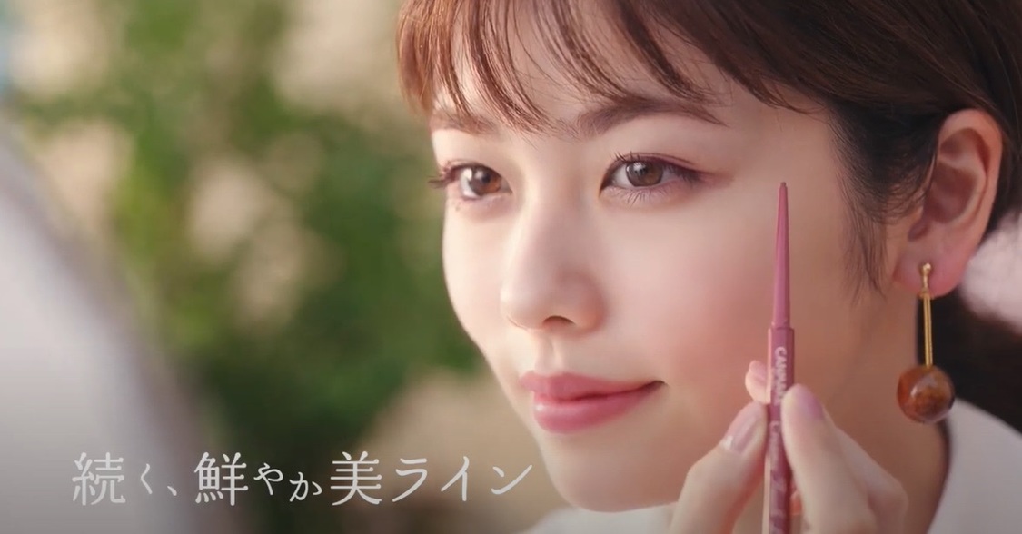 『CANMAKE』新CM「クリーミータッチライナー キャンちゃんと風船 篇」より