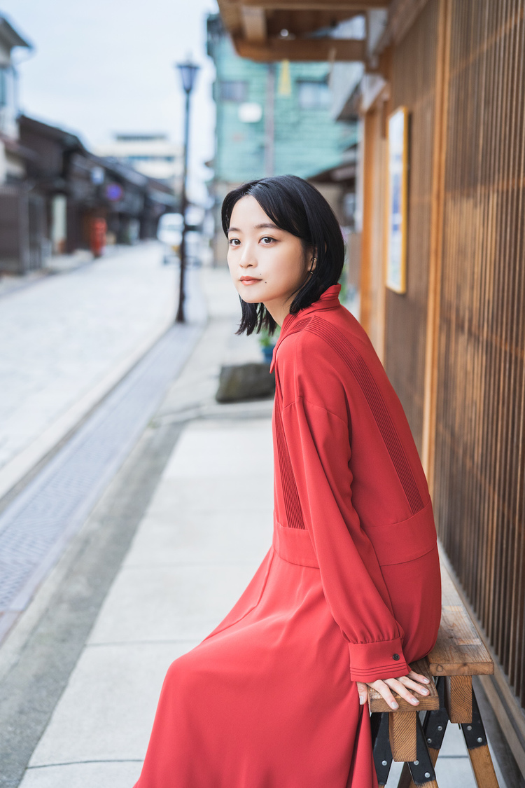 『映画オフィシャルブック おもいで写眞 深川麻衣』より　（C）KADOKAWA （C）テンカラット  PHOTO/MAKINO SHOTA