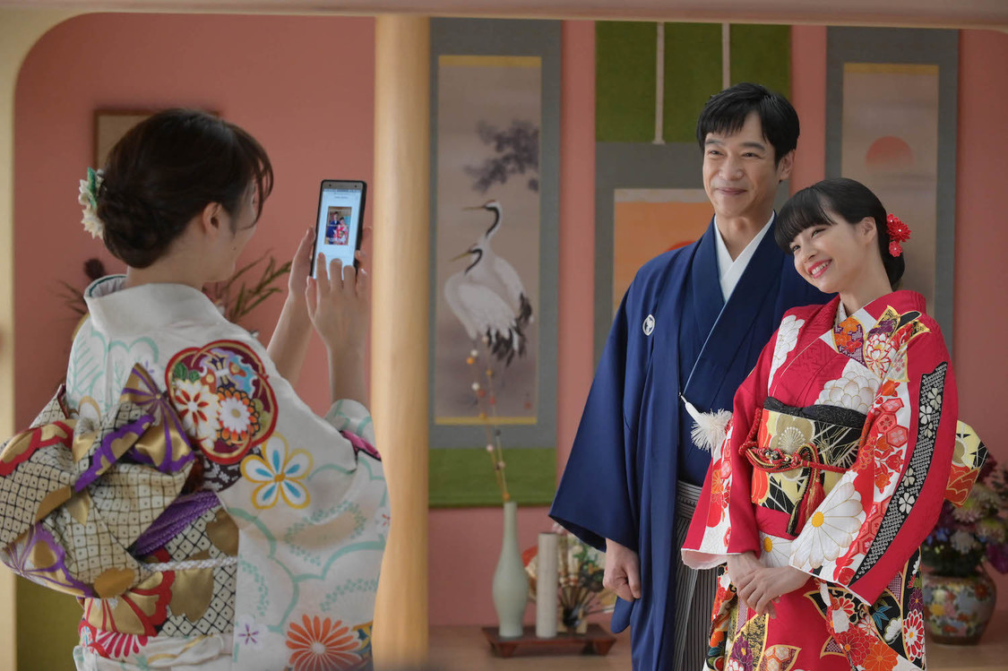 「お正月を写そう♪2021 くつろぎ新年会・遊べるチェキ」篇より