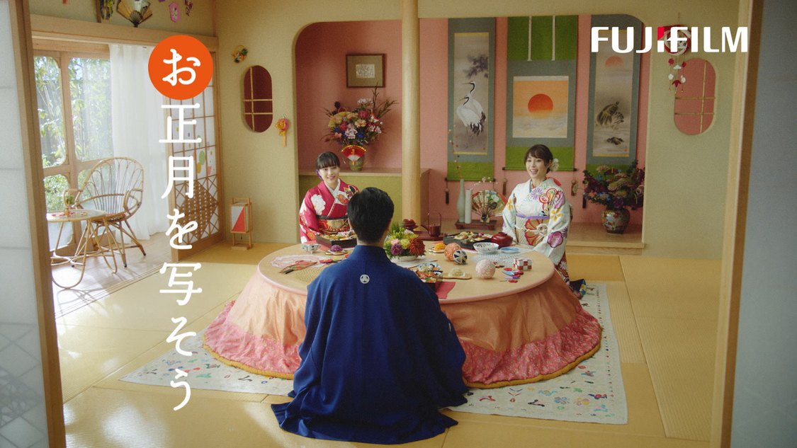 「お正月を写そう♪2021 くつろぎ新年会・遊べるチェキ」篇より