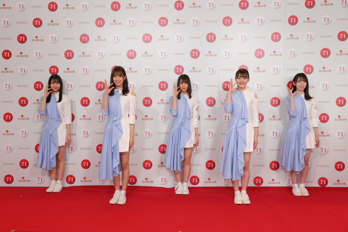 左から上村ひなの、佐々木久美、小坂菜緒、佐々木美玲、金村美玖（日向坂46）『第71回NHK紅白歌合戦』リハーサルより