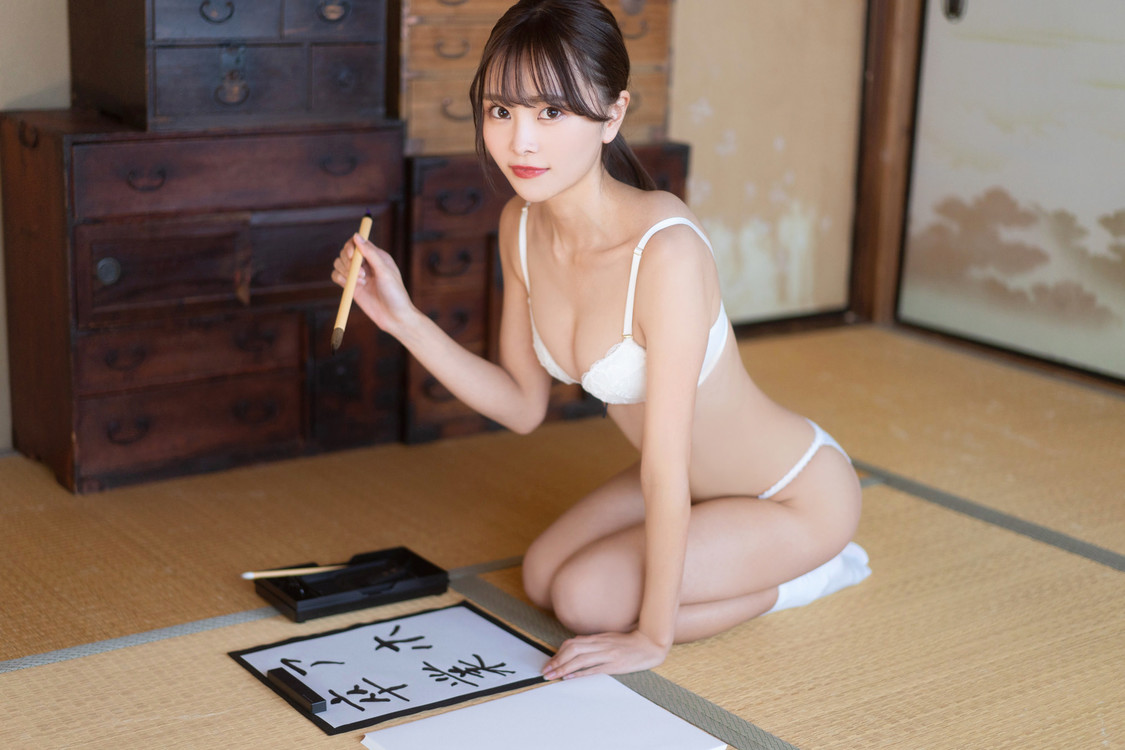 青木りさ（（C）光文社／週刊FLASH 撮影：YOROKOBI スタイリスト／野田陽子（ミタケイショウ）　ヘアメイク／田森春菜（JULLY））