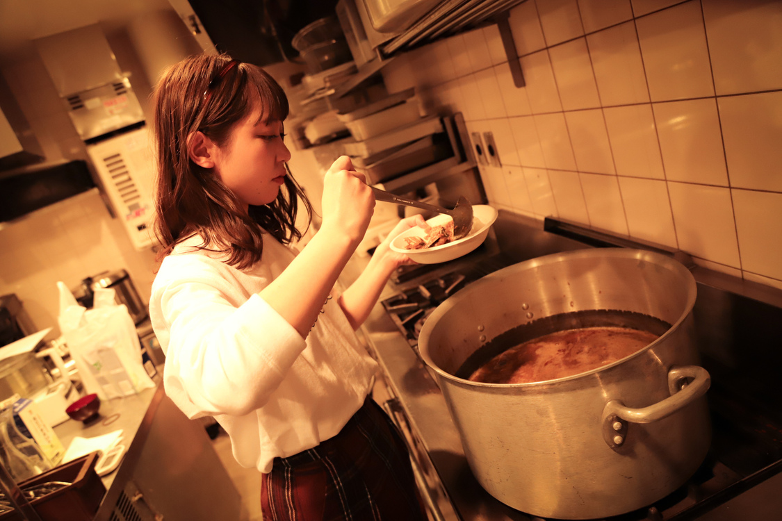 木村ミサ　カレー調理風景